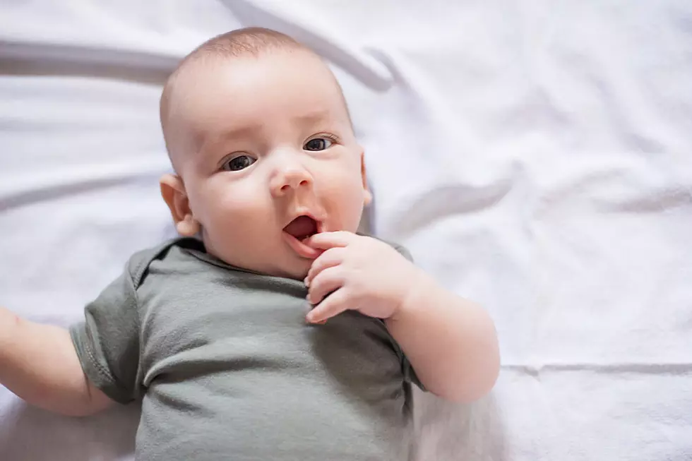 Caring Waiter Feeds Worn Out Woman’s Sick Baby